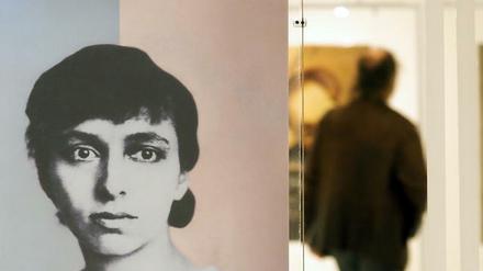 Eine Schautafel mit dem Porträt von und Informationen zur Lyrikerin Gertrud Kolmar in der Potsdamer Ausstellung "Unvollendete Leben".