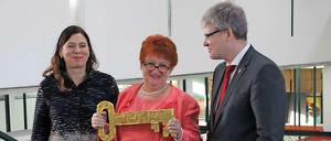 Senatorin Scheres und Bürgermeister Kleebank übergaben Bärbel Pobloth (Mitte) einen symbolischen Schlüssel.