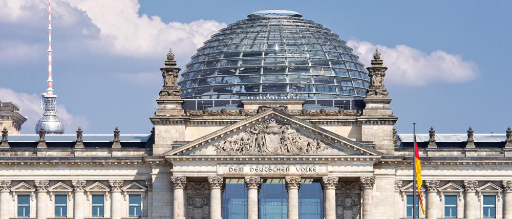 Ein Tourismus-Bus der Stadtrundfahrt passiert am 19. 7. 2014 den Reichstag im Regierungsviertel in Berlin. 
