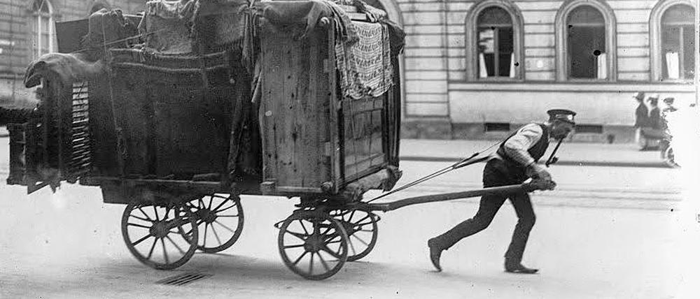 Umzug mit Handwagen in Berlin, 1908.