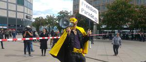 „Captain Future“ mit gelbem Umhang bei einer Demo gegen die Corona-Politik im Sommer.