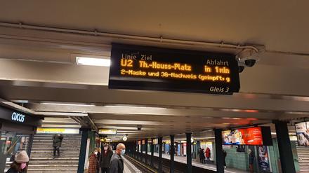 Bei der BVG laufen die 3G-Hinweise über alle Anzeigen auf den Bahnsteigen, auf deutsch und englisch.