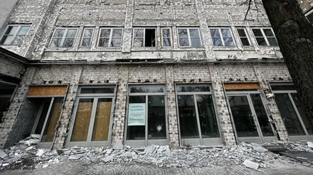 Jetzt hat der Abriss endlich begonnen: Das Haus mit der ehemaligen Commerzbank-Filiale wird bis Ende März verschwinden.
