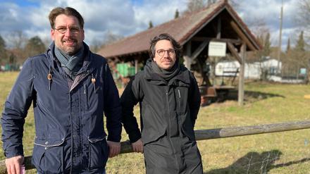 Das neue Domäne-Leitungsduo: Steffen Otte und Tobias Frietzsche vor der Schauremise auf dem Freigelände. Durch einen neuen Weg soll die ausgestellte Landtechnik besser zu sehen sein.