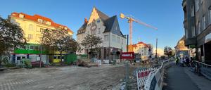 Seit Monaten Baustelle pur: Geht es nach den Bürger:innen soll der Eugen-Gerstenmaier-Platz autofrei und die Enzianstraße verkehrsberuhigt werden. 