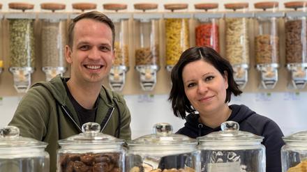 Sie sind mächtig stolz auf ihren Laden in der Clayallee: Sabrina Schüßler-Bähr und Sören Bähr haben ihn gegründet.