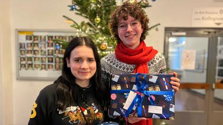 208 Geschenke: Die erfolgreiche Spenden-Aktion am Lichterfelder Goethe-Gymnasium haben Henriette und Anna organisiert.