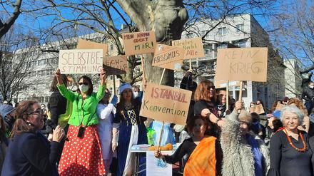 Frauen demonstrieren am Internationalen Frauentag 2022 in Berlin.
