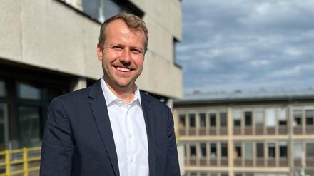 Patrick Steinhoff (CDU) ist neu im Rathaus Zehlendorf, hier steht er auf dem Dach von Bauteil E: Der 35-Jährige ist seit Ende Mai Stadtrat für Stadtentwicklung.