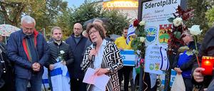 „Wir dürfen nicht wegsehen“, sagte Bezirksbürgermeisterin Maren Schellenberg (Grüne) bei der Kundgebung.