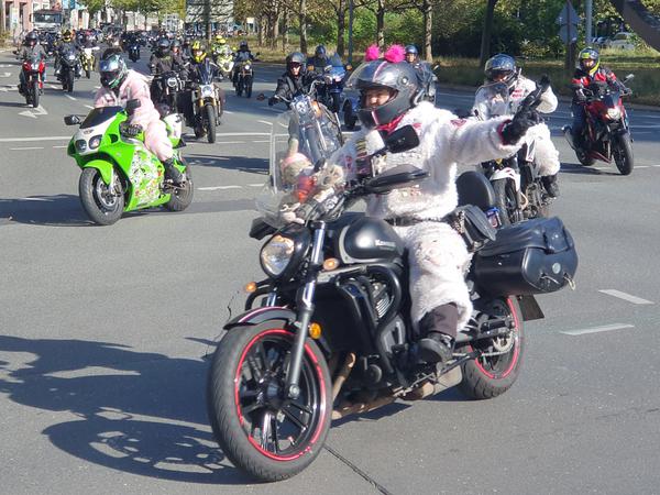 Gut 500 Motorräder fuhren durch die Stadt
