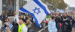 Rund 450 Menschen nehmen am „Solidaritätsmarsch mit Israel“ teil. 