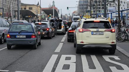 Tägliches Chaos: Taxis blockieren die Busspur, Uber-Fahrer die Fahrspur. 