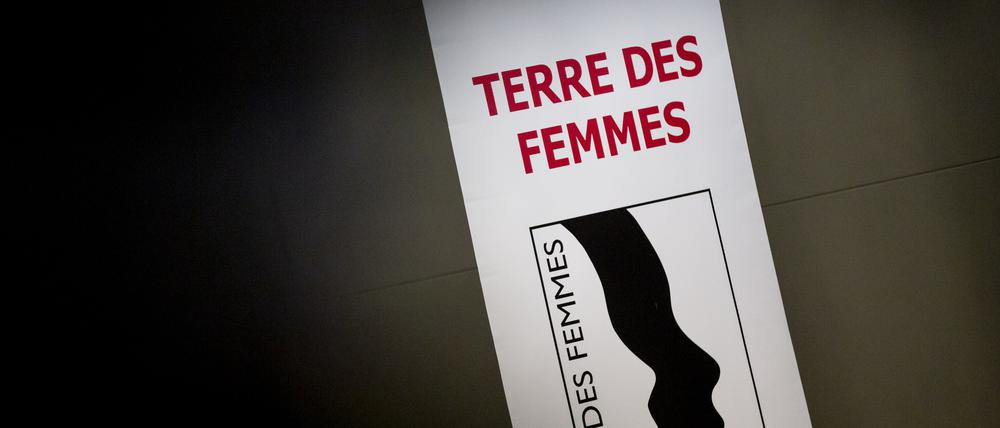 Das Logo von Terre des Femmes ist bei einer Pressekonferenz von Terre des Femmes «Für ein Verbot des Kinderkopftuches in öffentlichen Bildungseinrichtungen» auf einem Aufsteller zu sehen. +++ dpa-Bildfunk +++