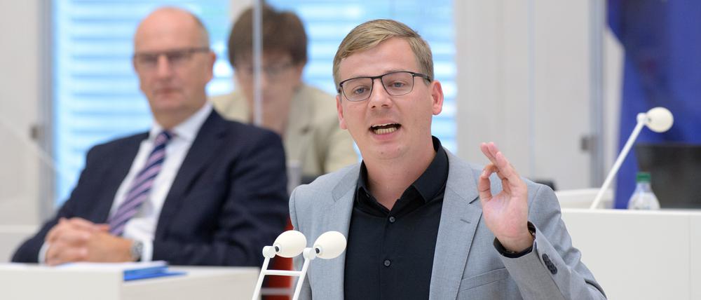Sebastian Walter (r), Fraktionsvorsitzender Die Linke, spricht während der 19. Sitzung des Brandenburger Landtages nach der Regierungserklärung von Ministerpräsident Dietmar Woidke (l).