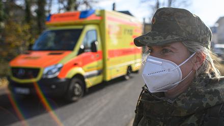 Eine Soldatin des Sanitätsdienstes der Bundeswehr vor einem Krankenhaus.