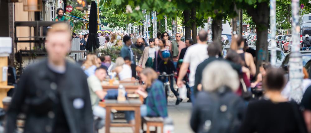 Passanten gehen im Berliner Bezirk Prenzlauer Berg an einem Restaurant vorbei. +++ dpa-Bildfunk +++