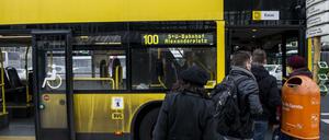 Fahrgäste steigen in einen BVG-Bus ein (Symbolbild). 