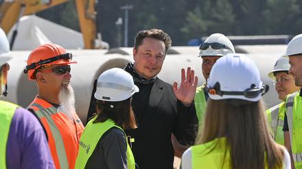 Tesla-Chef Elon Musk bei einem vergangenen Termin auf dem Gelände der Tesla Gigafactory in Grünheide. 