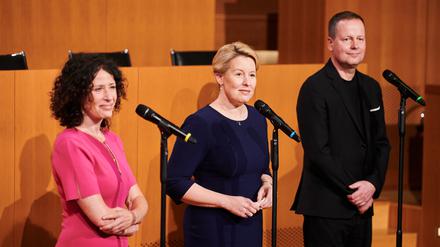 Müssen noch etliche Kompromisse schmieden: SPD-Spitzenfrau Franziska Giffey (Mitte), Bettina Jarasch (Grüne) und Klaus Lederer (Die Linke).