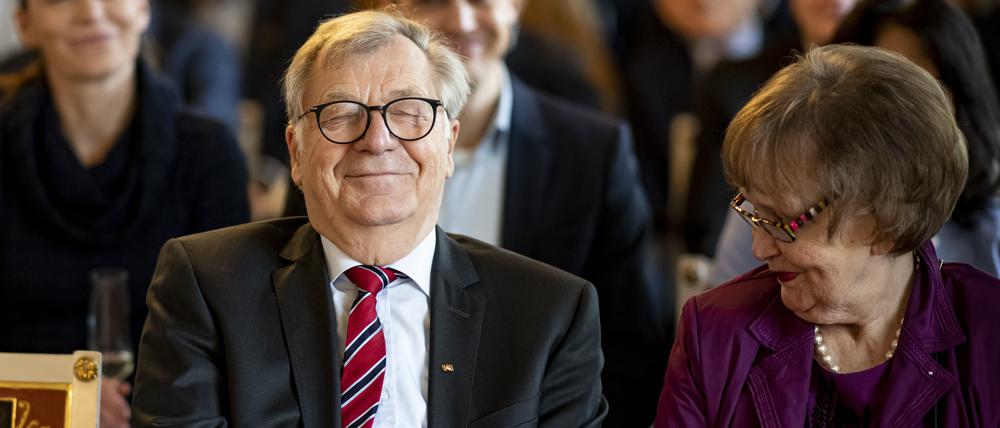 Eberhard Diepgen (CDU), Berlins ehemaliger Regierender Bürgermeister, und seine Frau Monika Diepgen sitzen beim Empfang zu seinem 80. Geburtstag im Schloss Friedrichsfelde in der ersten Reihe. Der CDU-Politiker Diepgen war in den Jahren 1984 bis 1989 sowie von 1991 bis 2001 Regierender Bürgermeister. +++ dpa-Bildfunk +++