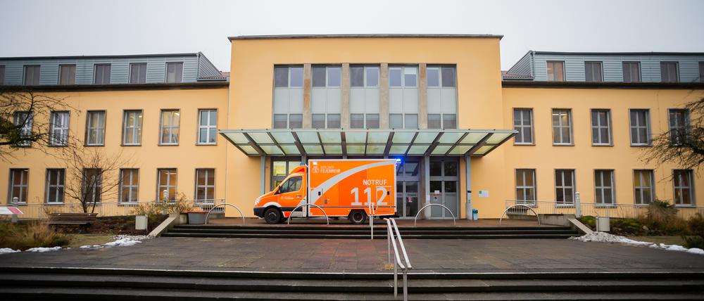 Ein Krankenwagen steht vor dem Haupthaus des Gemeinschaftskrankenhauses Havelhöhe. Die Klinik in Berlin-Spandau ist anthroposophisch orientiert.