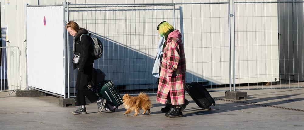 Kriegsflüchtlinge aus der Ukraine gehen am Hauptbahnhof Berlin zum Zelt der Berliner Stadtmission, das als Erstanlaufstelle für Geflüchtete dient. +++ dpa-Bildfunk +++