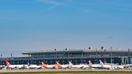 Viele Passagierflugzeuge stehen vor dem Hauptstadtflughafen BER. Am Mittag findet die Bilanz-Pressekonferenz der Flughafen Berlin Brandenburg GmbH mit dem Geschäftsbericht des Jahres 2021 statt. +++ dpa-Bildfunk +++