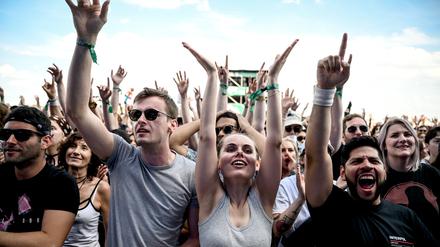 Mitsingen und springen: Publikum auf dem Tempelhof Sounds Festival. 