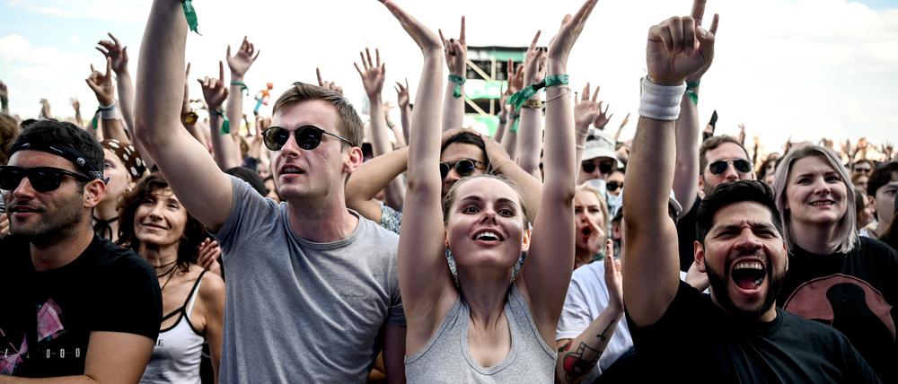 Mitsingen und springen: Publikum auf dem Tempelhof Sounds Festival. 