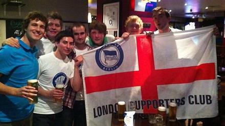 Mitglieder des "Hertha BSC UK Fan Club" mit einer Englisch-Herthanischen Fahne.
