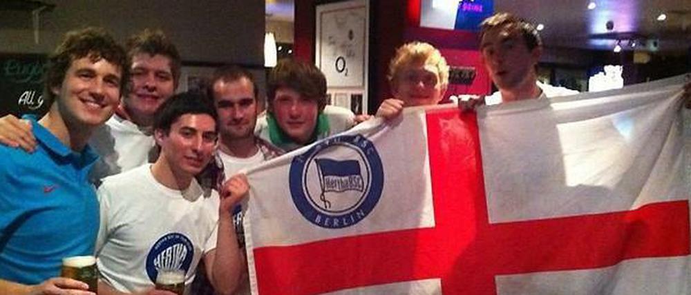 Mitglieder des "Hertha BSC UK Fan Club" mit einer Englisch-Herthanischen Fahne.