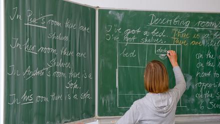 Schwangere Lehrerinnen sollen in Berlin von zu Hause unterrichten. Doch von Grundschülern, die zusammen im Klassenraum sitzen, kann kaum erwartet werden, dass sie der Lehrerin folgen, die zu Hause am PC etwas zu erklären versucht.