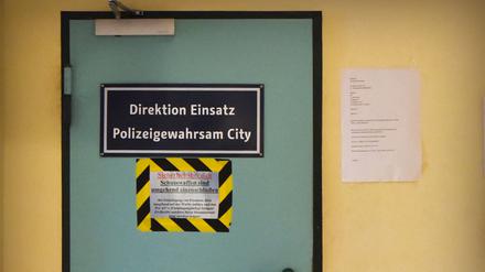 Der Bau als Baustelle: Das Polizeigewahrsam in der Perleberger Straße 61 in Moabit.