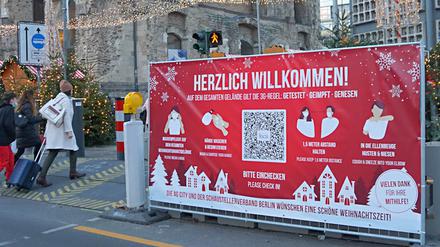 Auf dem Weihnachtsmarkt am Breitscheidplatz weisen Plakate auf die 3G-Regel hin. Doch kontrolliert wird sie nicht. 