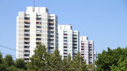 Plattenbau-Hochhäuser in der Zingster Straße in Berlin-Hohenschönhausen-Lichtenberg.