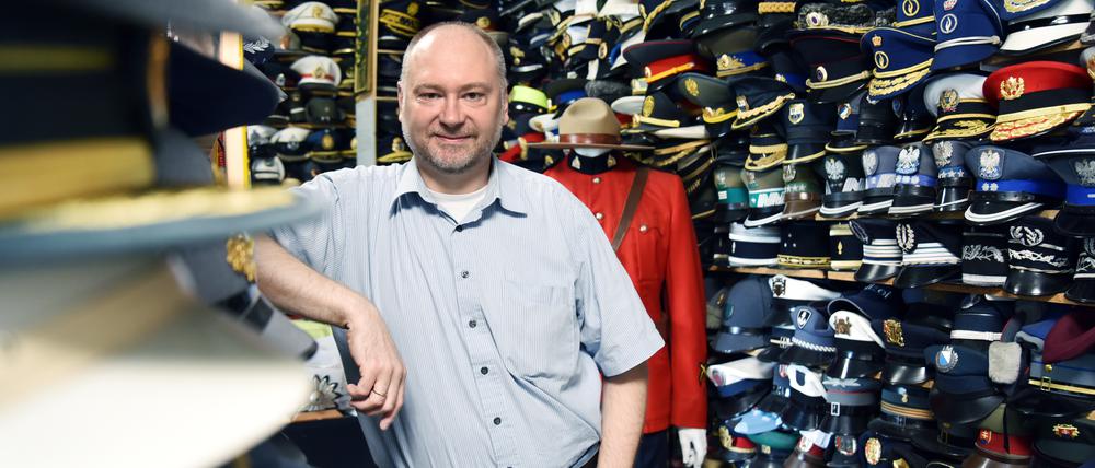 Der ehemalige Polizist Andreas Skala ist Besitzer der größten Polizeimützen-Sammlung der Welt.