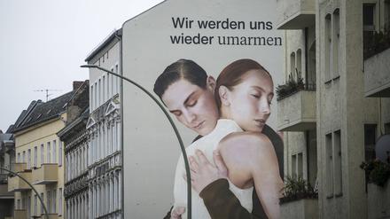 Wärme gewünscht. Ein Werbebild von Zalando mit zwei sich umarmenden Menschen in Berlin-Neukölln.