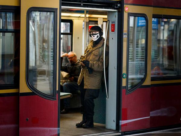 Mit der Coronapandemie wurde auch die Maskenpflicht im Öffentlichen Personennahverkehr in Berlin eingeführt.