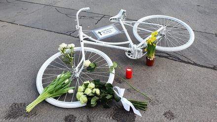 Wo im Berliner Verkehr Radfahrer sterben, stellen Aktivisten Geisterräder auf.