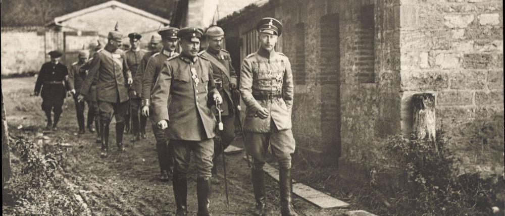 Marsch im Matsch. Kronprinz Wilhelm von Preußen, vorne rechts, damals noch Kommandeur der 5. Armee im Ersten Weltkrieg. Neben ihm: König Friedrich August III. von Sachsen. Später zeigte sich Wilhelm auch in SA-Uniform.