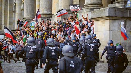 Dunkle Stunden. Am 29. August 2020 versuchten Corona-Leugner, Reichsbürger und Rechtsextremisten einen Sturm auf den Reichstag. Nur mit Mühe konnte die Polizei sie zurückdrängen. Allein für diesen Tag wurden 309 Straftaten registriert.