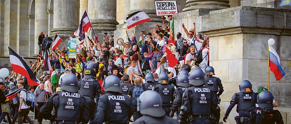 Dunkle Stunden. Am 29. August 2020 versuchten Corona-Leugner, Reichsbürger und Rechtsextremisten einen Sturm auf den Reichstag. Nur mit Mühe konnte die Polizei sie zurückdrängen. Allein für diesen Tag wurden 309 Straftaten registriert.