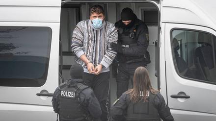 Im November 2020 waren der gezeigte und zwei weitere Clan-Männer festgenommen worden. Andere Verhaftungen folgten. Die Verdächtigen hatten versucht, sich in Berlin zu verstecken – die Zielfahnder fanden sie trotzdem.