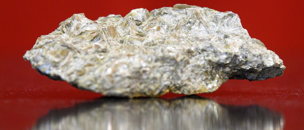 Ein mit Lithium durchsetztes Stück Erz. Rock Tech Lithium baut das Leichtmetall in einer Mine in Kanada ab.