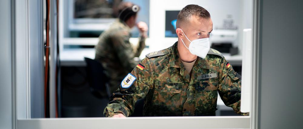 Ein Bundeswehrsoldat arbeitet beim Testlauf im Berliner Corona-Impfzentrum in Treptow in der Anmeldungsstation.