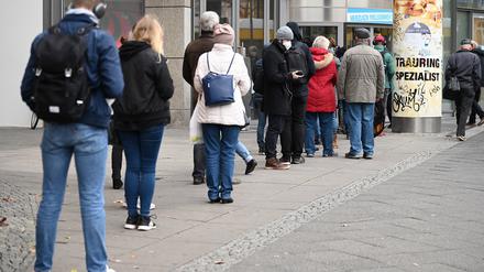 Sie sind zurück: Warteschlangen vor Berliner Impfstationen. Foto: Britta Pedersen/dpa