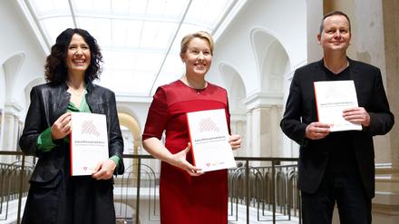 Bettina Jarasch, Franziska Giffey und Klaus Lederer präsentieren im Abgeordnetenhaus den Koalitionsvertrag von SPD, Grünen und Linken.