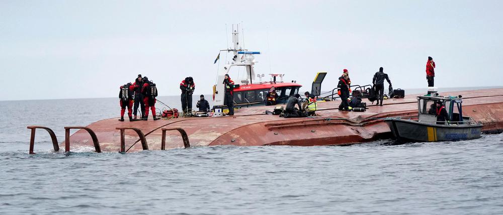 Der dänische Frachter Karin Hoej ist am Montag nach einer Kollision in der Ostsee gekentert.