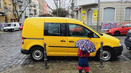 Berliner Alltag. Kinder haben an derart zugeparkten Ecken keine Chance, den Verkehr zu überblicken.